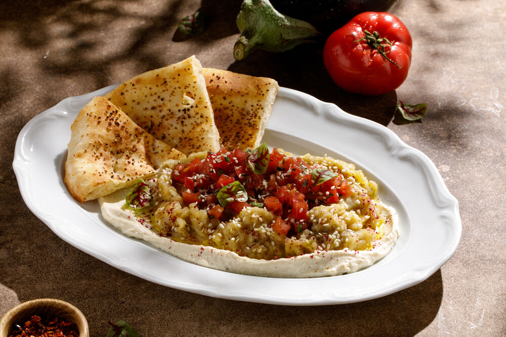 Закуска из баклажанов гриль с тофу и томатной сальсой 