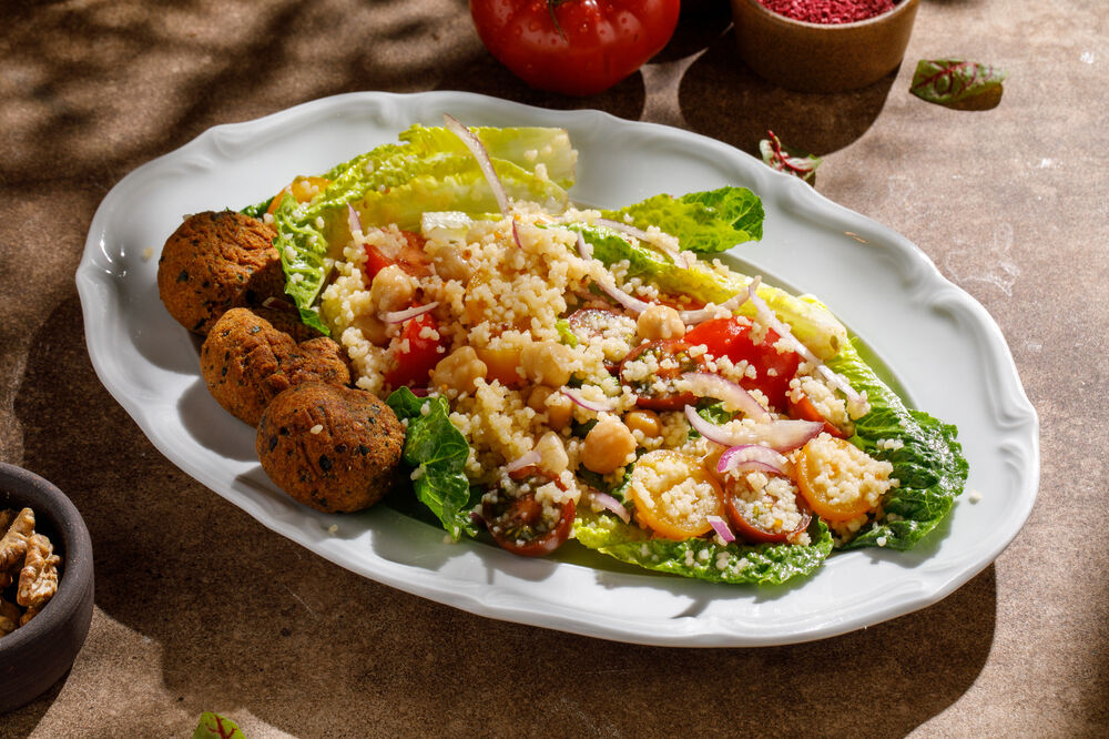 Салат с фалафелем и кускусом