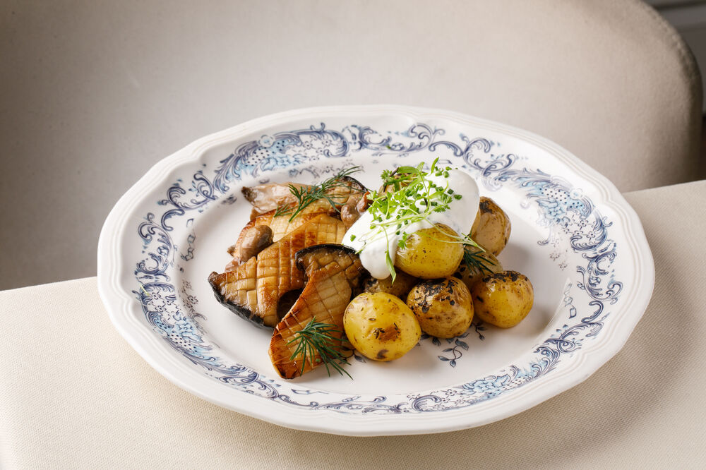 Potatoes from the oven with mushroom sauce