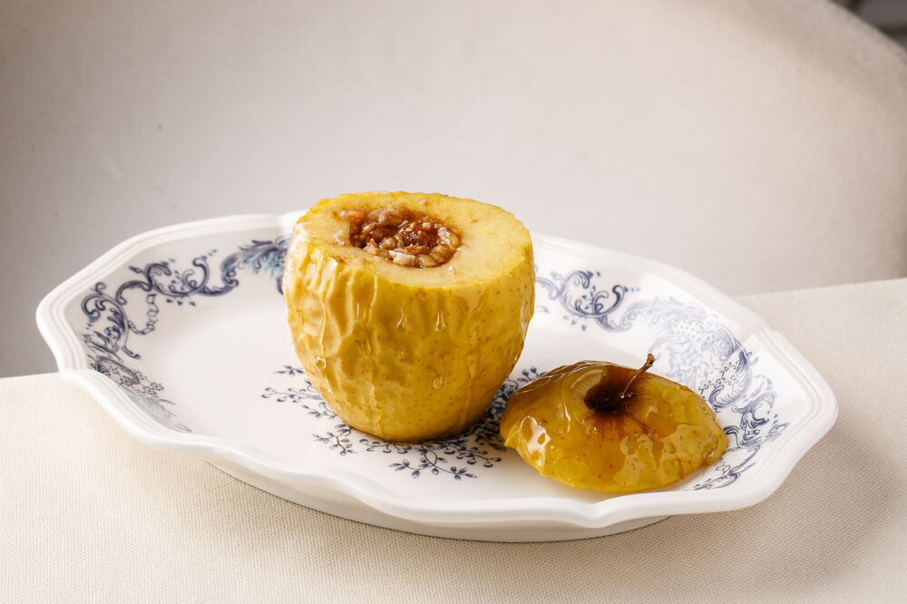 Baked apple with honey and nuts