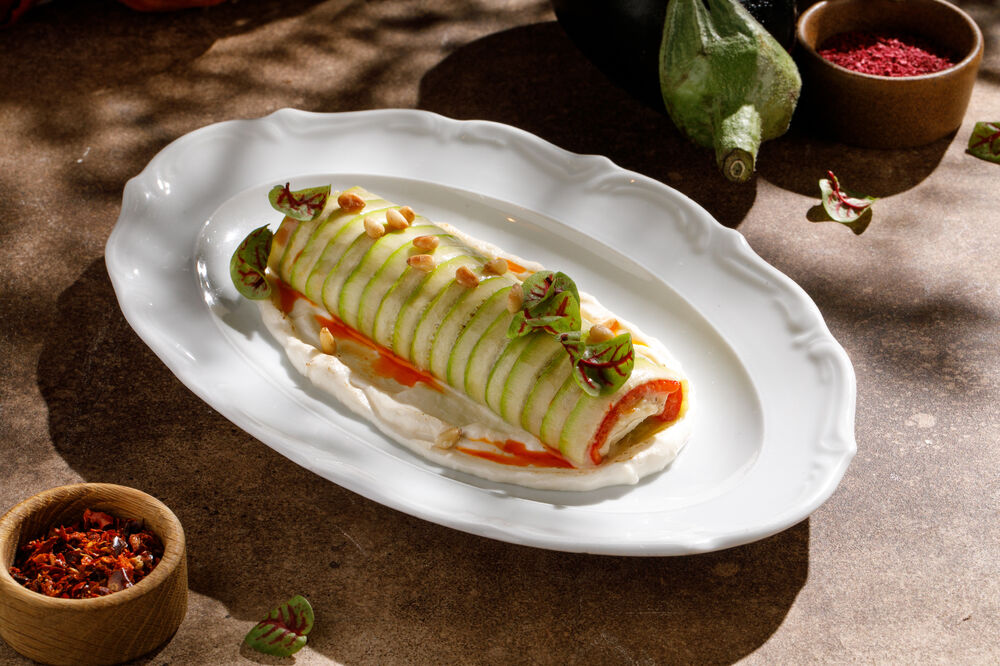 Рулет из цукини с копчёным баклажаном