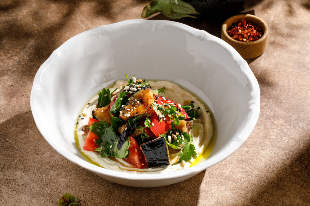 Салат с хрустящими баклажанами и кремом из Тофу