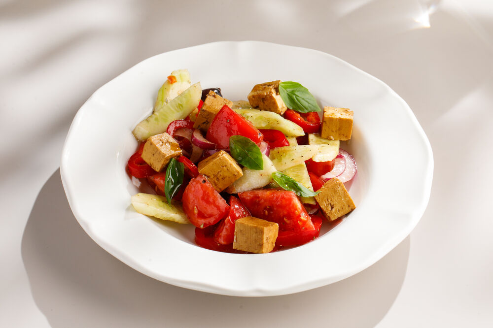 Greek salad with marinated Tofu