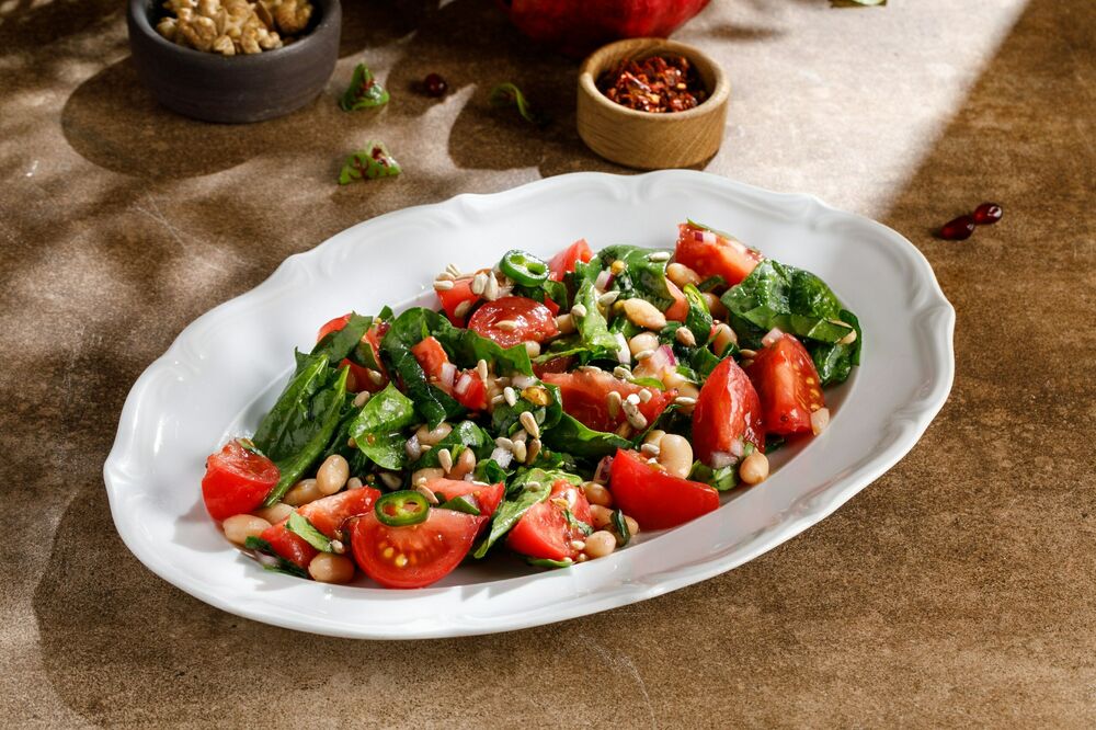 Salad with beans, tomatoes and spinach