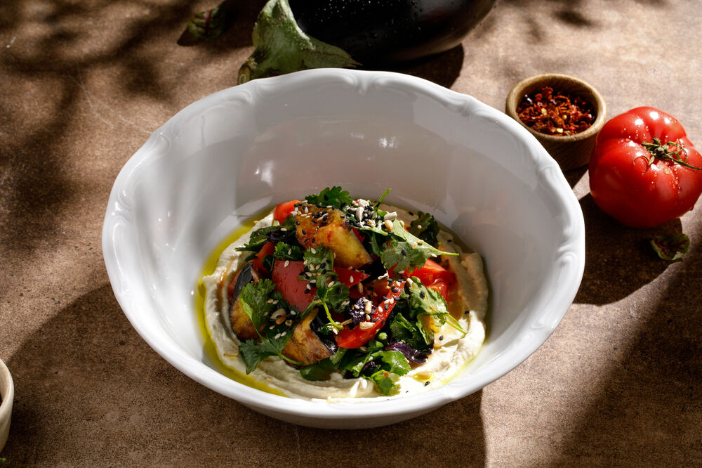 Салат с хрустящими баклажанами  и тофу-кремом