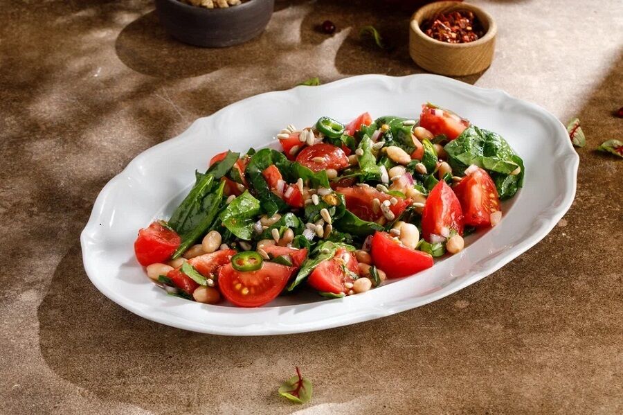 Салат с томатами, белой фасолью и шпинатом
