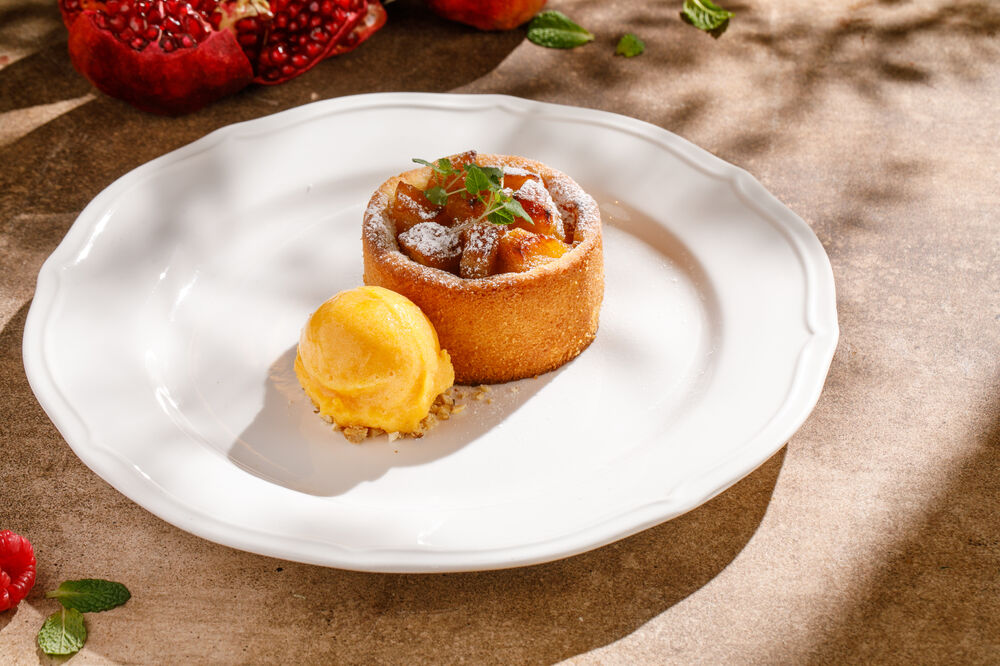 Теплый яблочный пирог с сорбетом