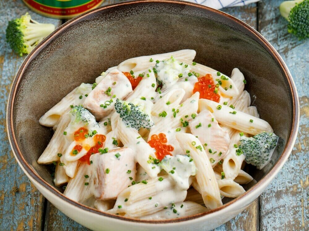 Penne with a smoked salmon and red caviar