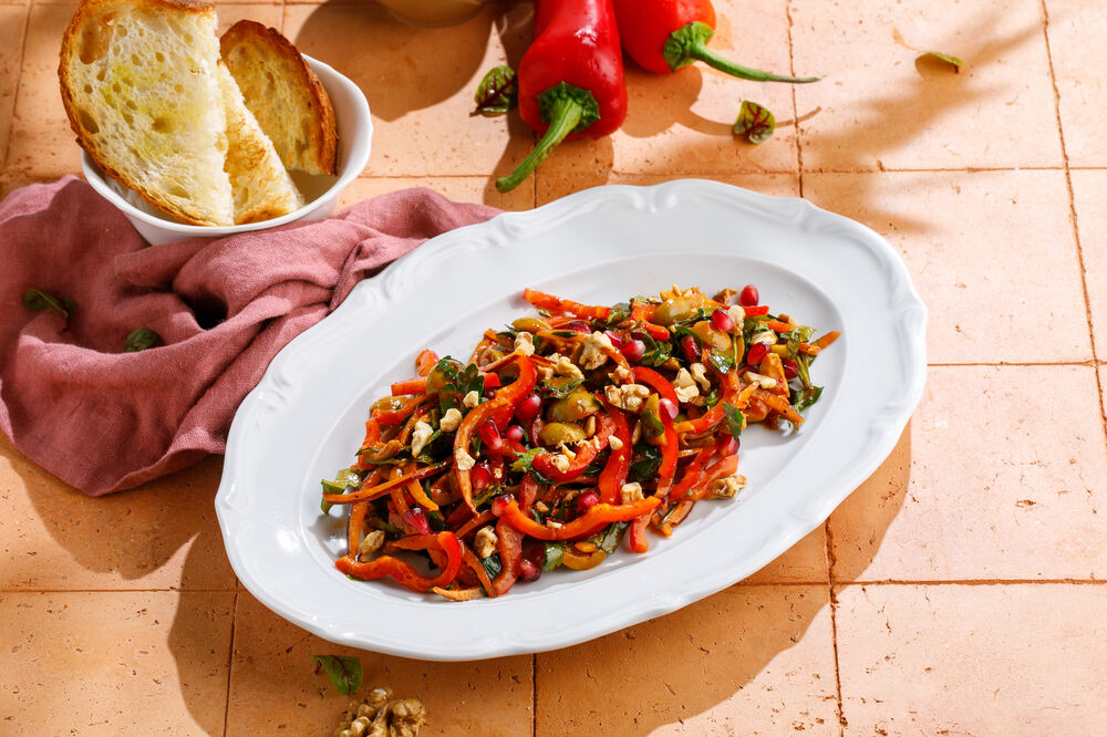Salad with Ramiro peppers and olives