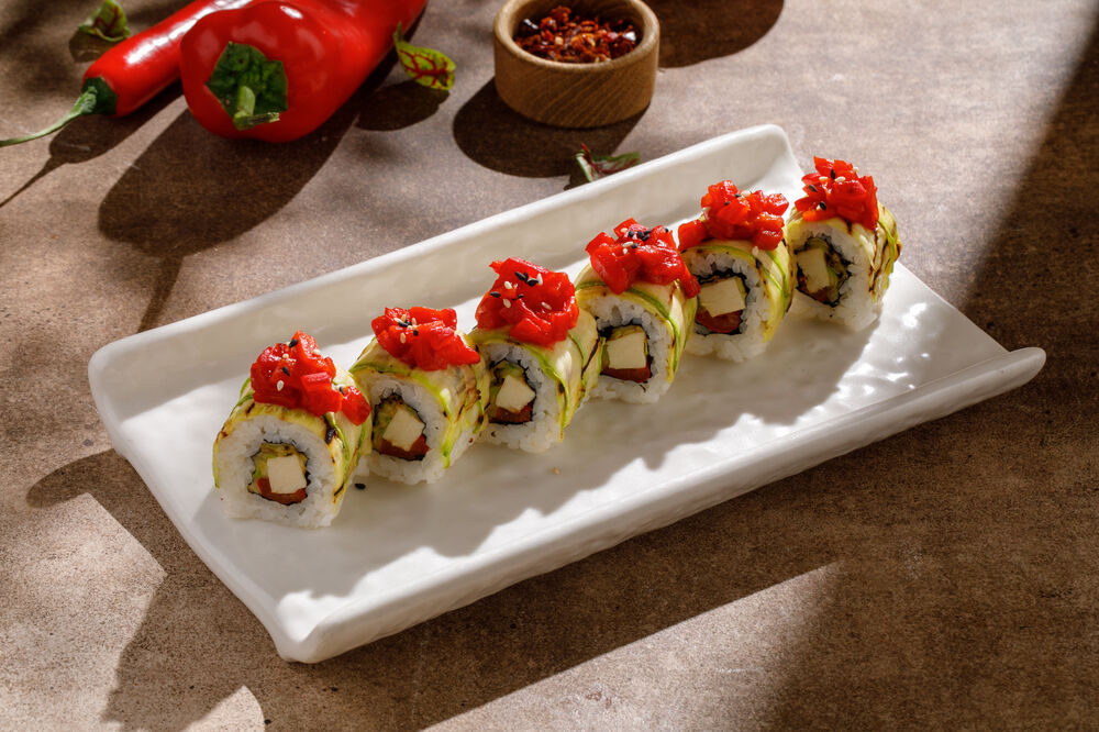 Ролл с кабачками и авокадо