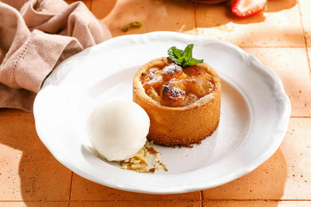 Тёплый яблочный пирог с сорбетом 