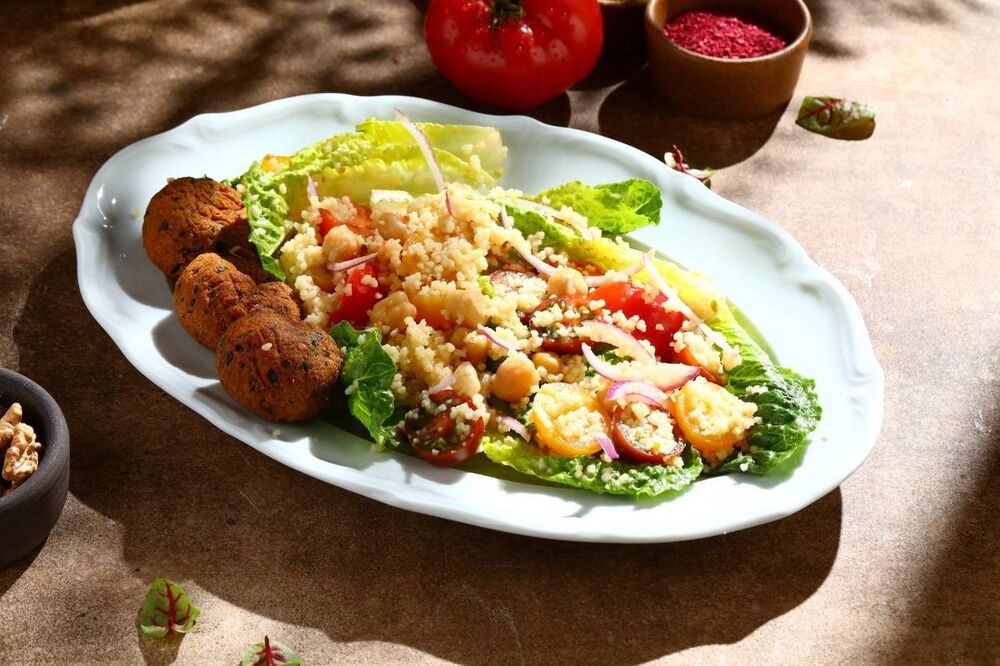Салат с кускусом и фалафелем
