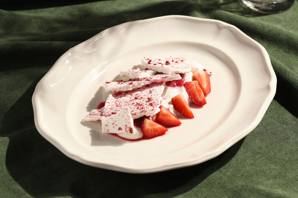 Павлова с кокосовым кремом и малиновым соусом