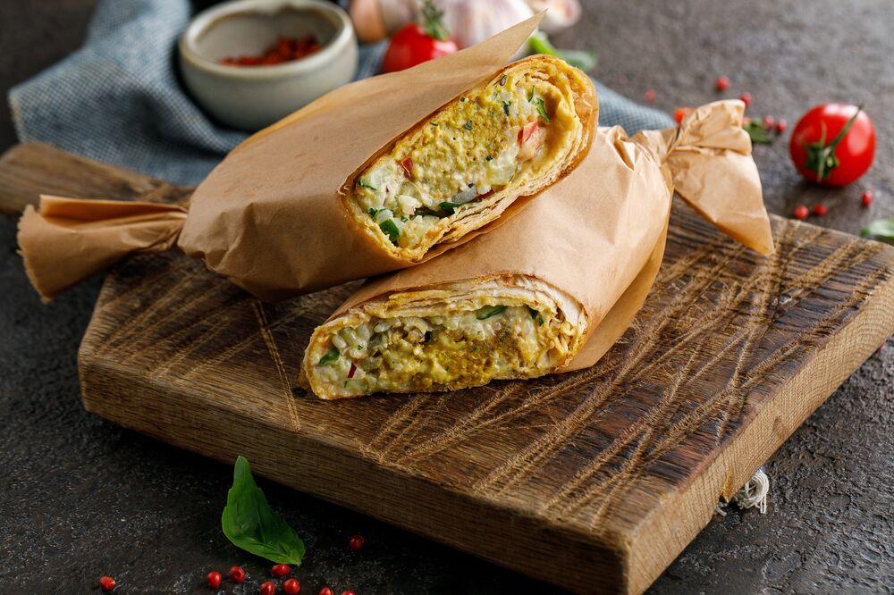 Шаверма с фалафелем и соусом сацебели