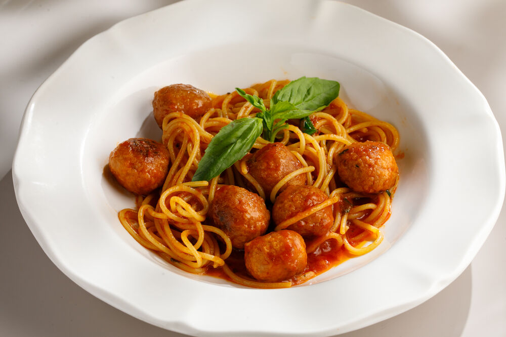 Паста в томатном соусе с польпетте из постного мяса
