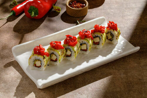 Ролл с кабачками и авокадо