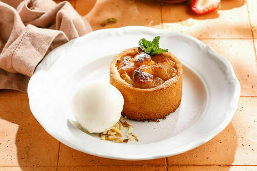 Тёплый яблочный пирог с сорбетом 