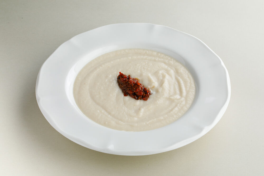 Creamy celery root cappuccinosoup with harissa