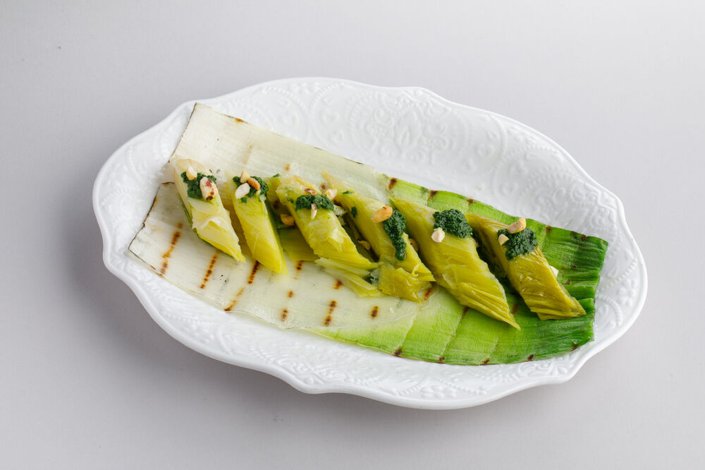 Leeks baked in coals