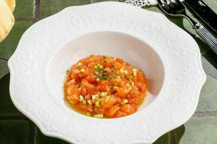 Salmon tartare with avocado