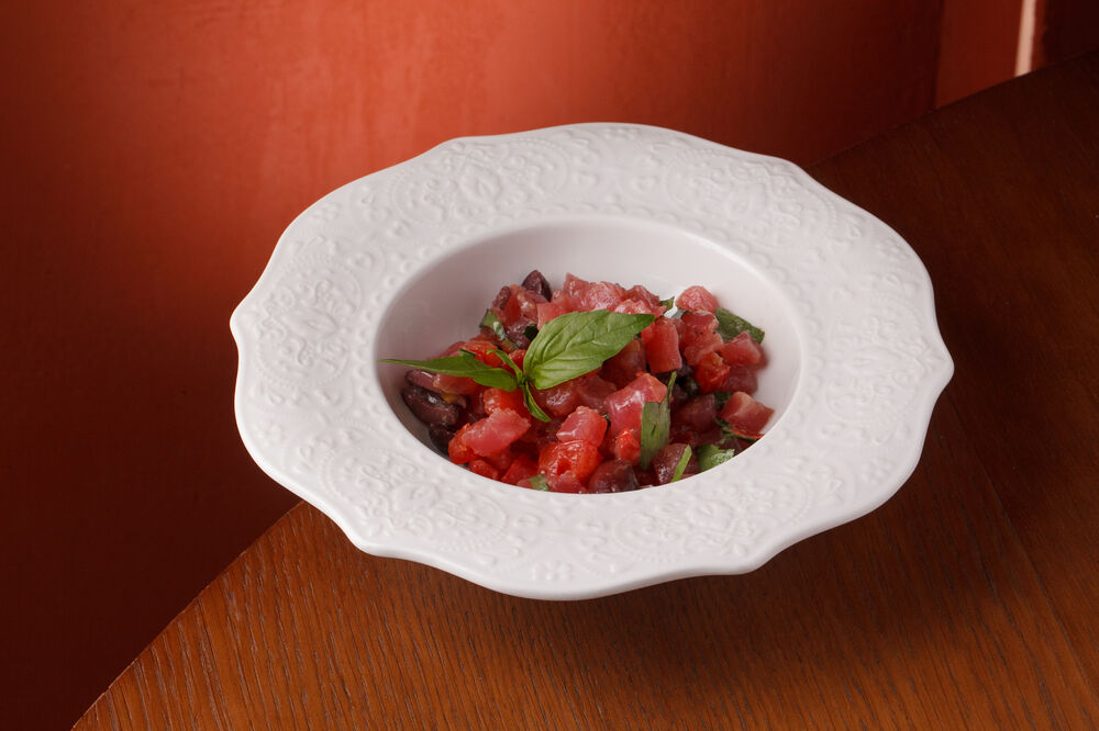 Tuna tartare with capers and Kalamata olives