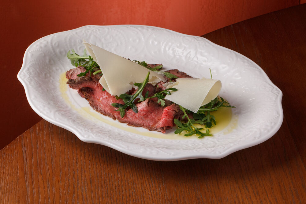 Roast beef with arugula and parmesan
