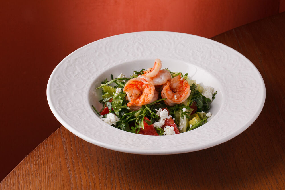 Salad with shrimp and feta
