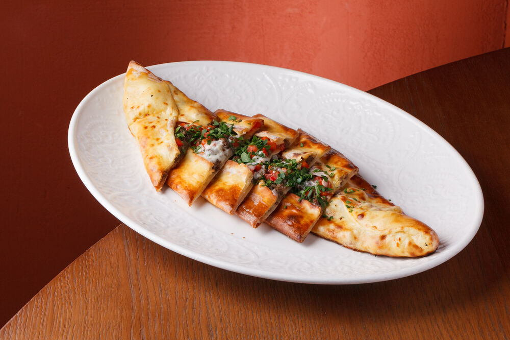 Пиде с говядиной и сулугуни