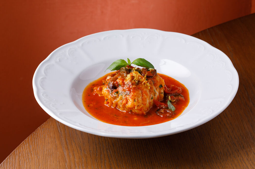 Pike perch in tomato sauce with capers and olives
