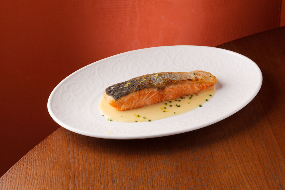 Стейк лосось с соусом берблан
