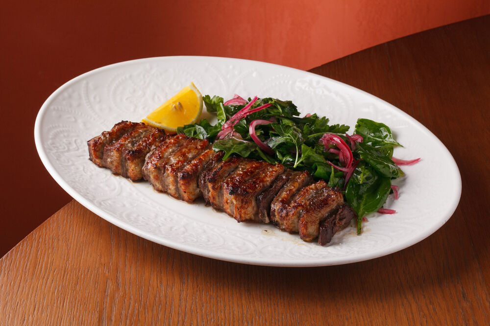 Шиш- кебаб с салатом из свежей зелени