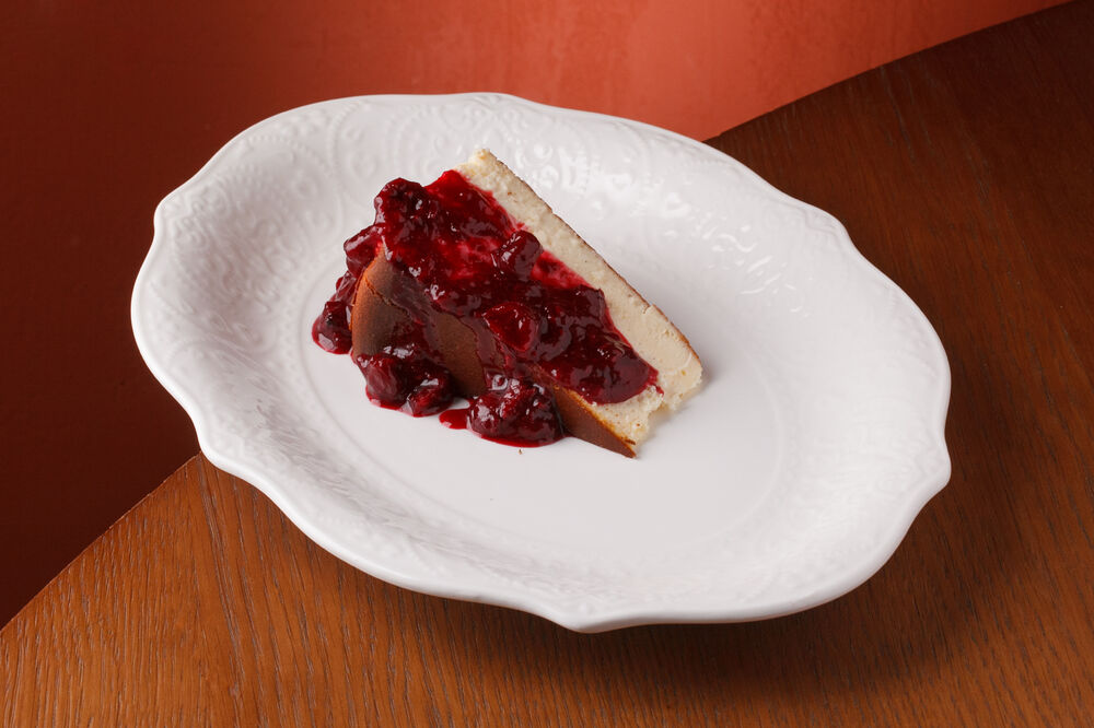 Basque cheesecake with berry jam