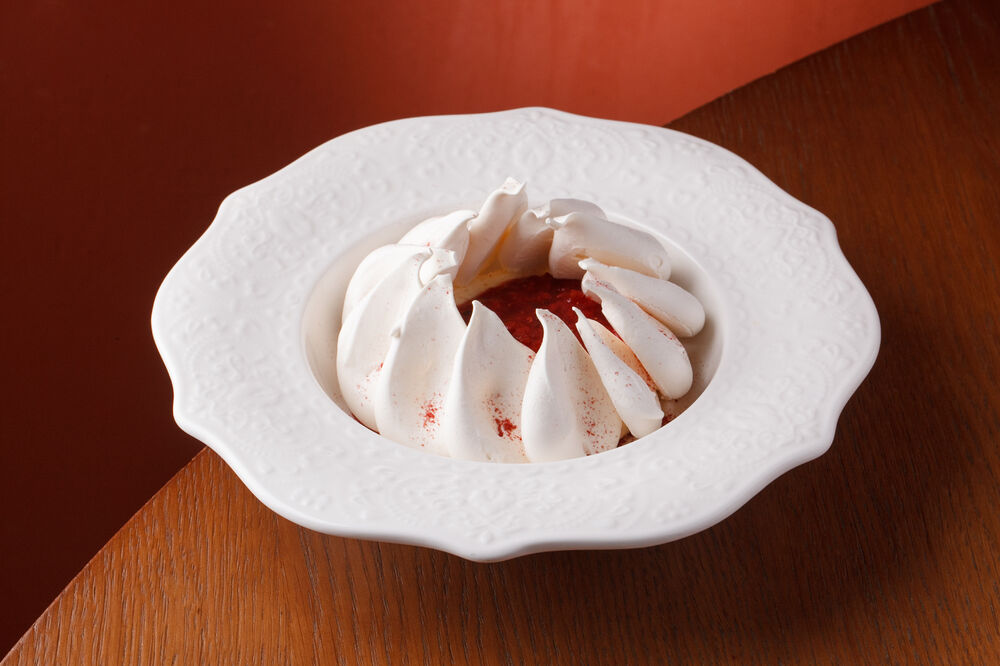  Pavlova with strawberry jam and celery