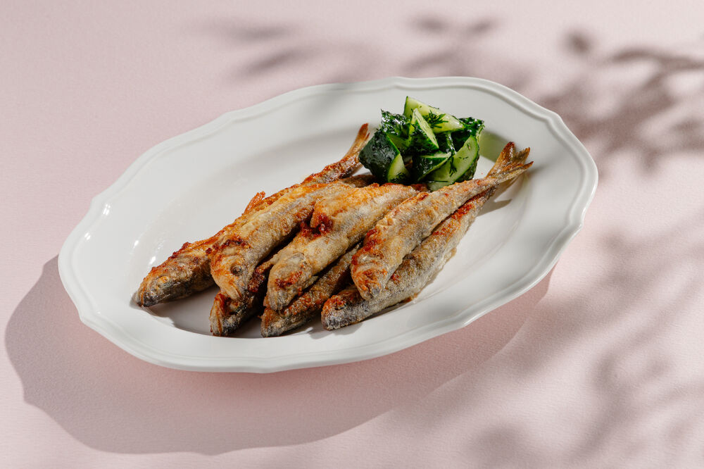 Жареная корюшка с битыми огурцами 