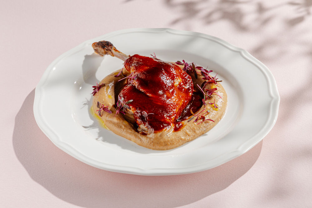 Утиная ножка конфи с муссом из цветной капусты