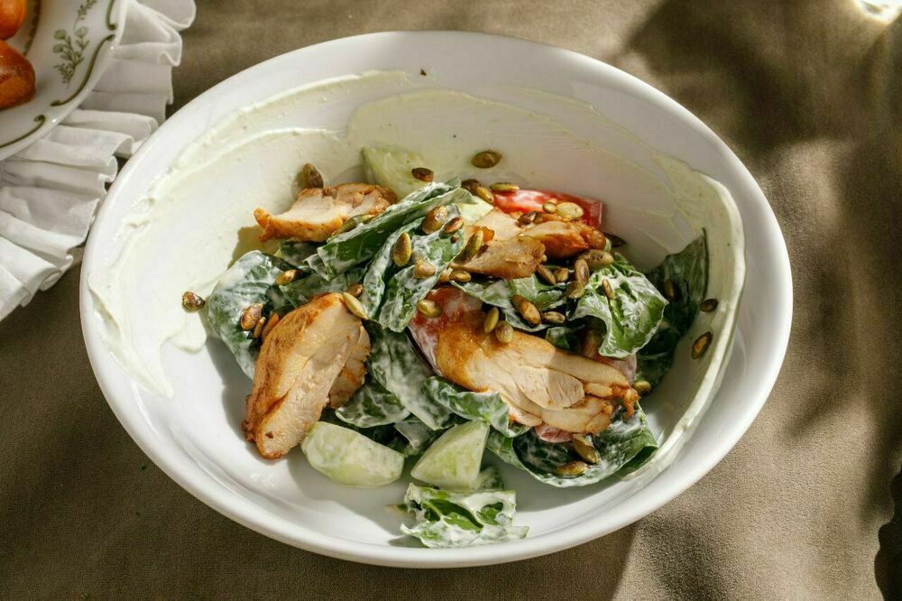 Салат с теплым цыпленком и шпинатом