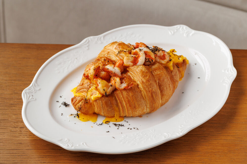 Scrambled eggs with shrimp and truffle