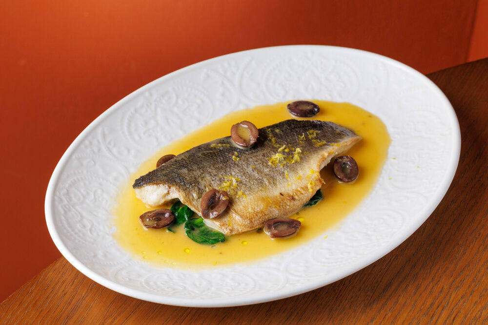 Филе сибаса в сливочном соусе со шпинатом