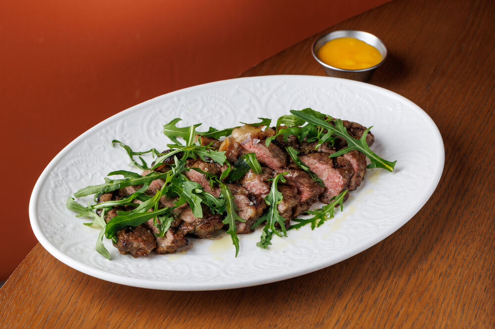 Стейк стриплоин с голандским соусом