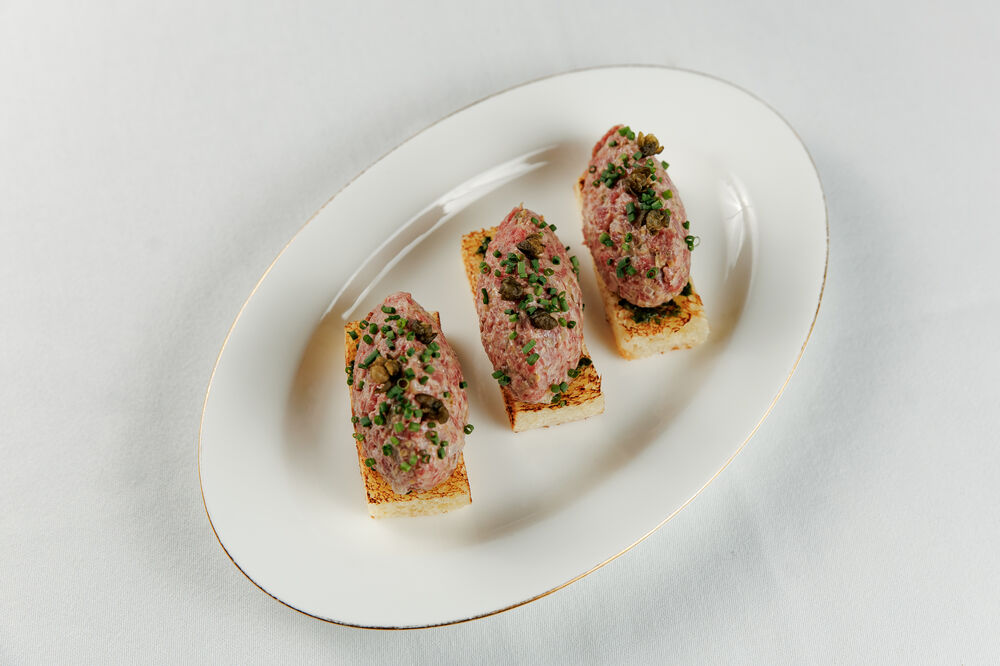 Тартар из вырезки на бриоши