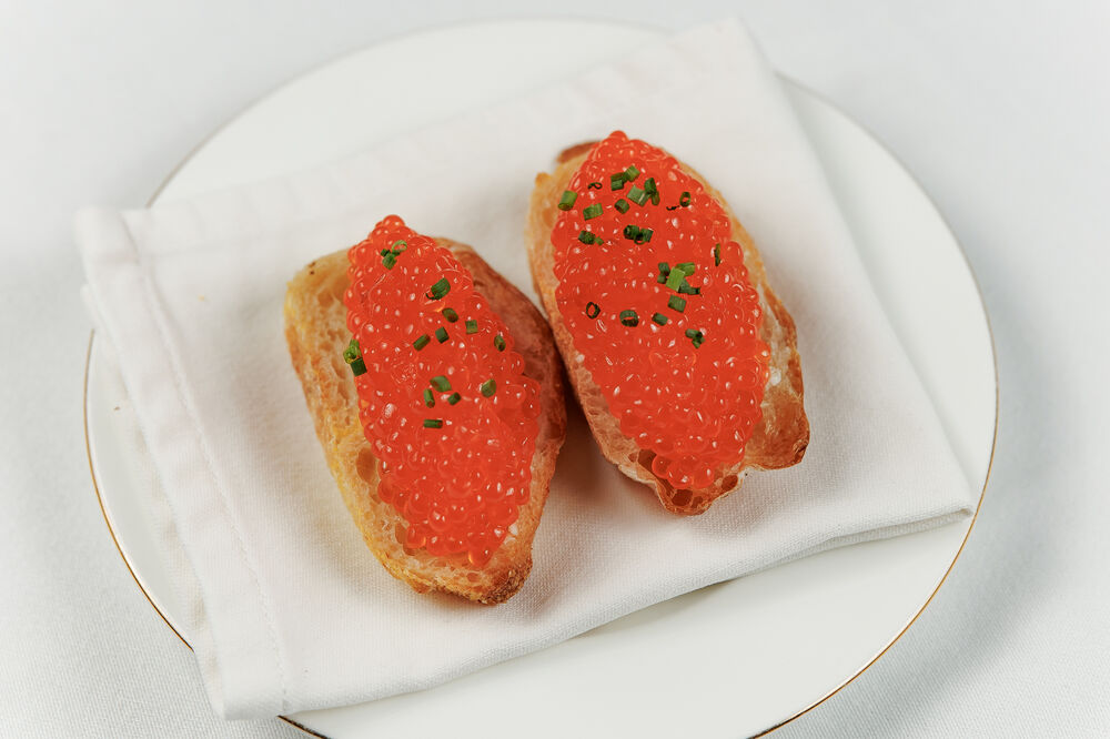 Тост с форелевой икрой