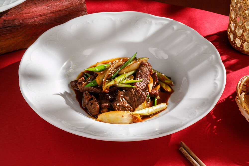 Говядина с луком и перцем