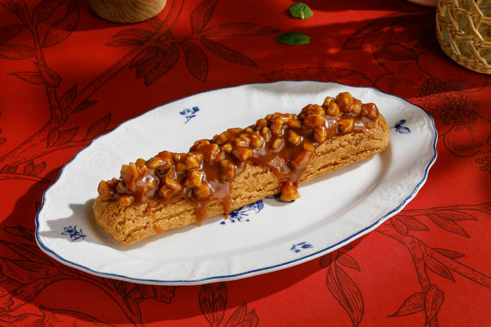 Эклер с карамельным кремом 