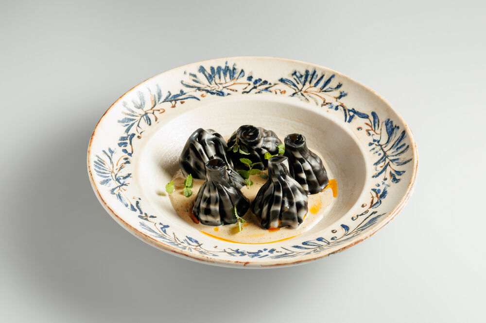 Мини-хинкали с рубленной мраморной говядиной и перечным соусом