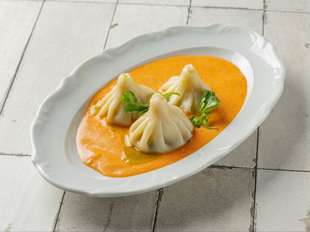 Мини-хинкали с креветкой и соусом том ям 