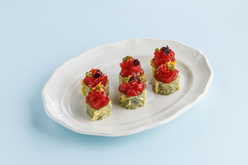 Tempura roll with tuna tartare
