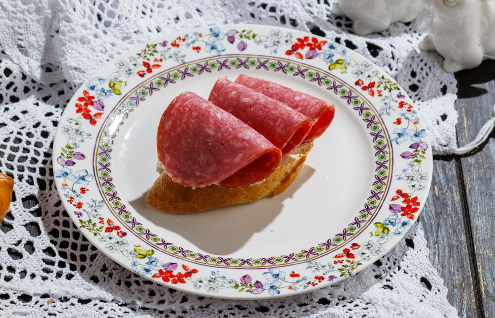Sandwich with nutmeg cervelat