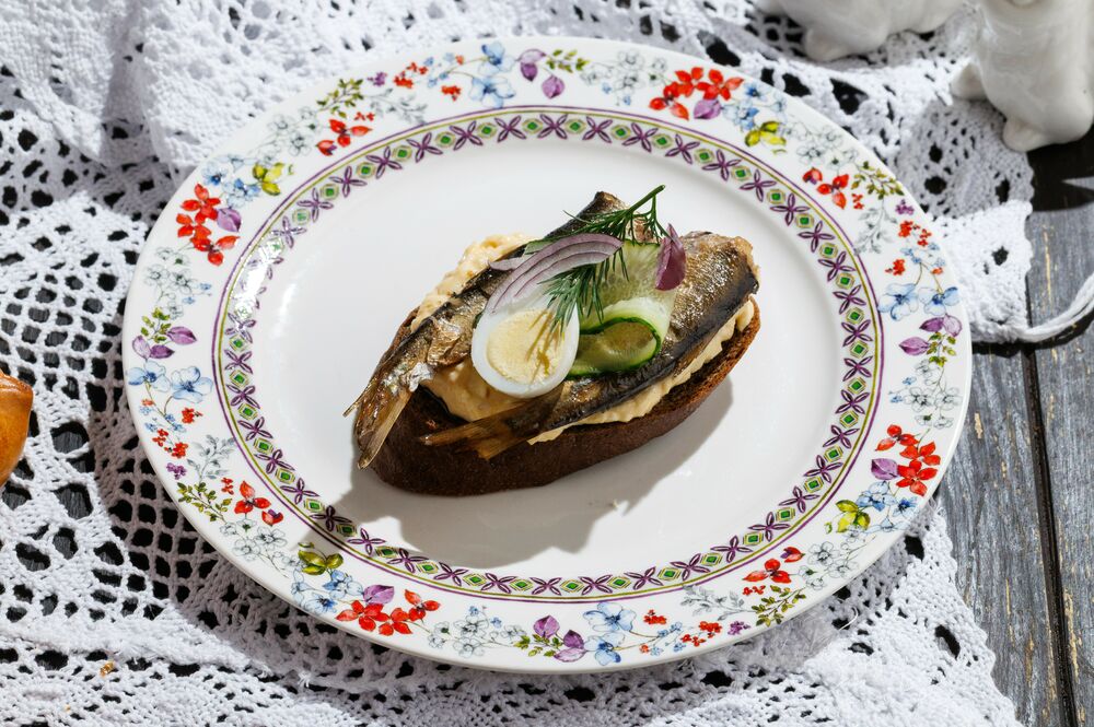 Sandwich with sprats