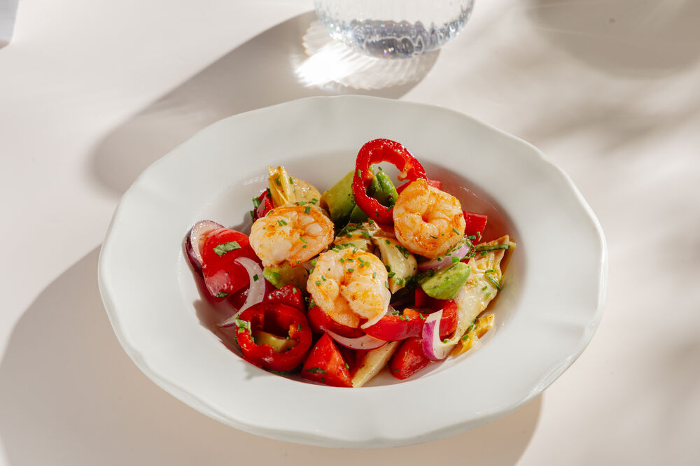 Vegetable salad with artichokes and shrimp