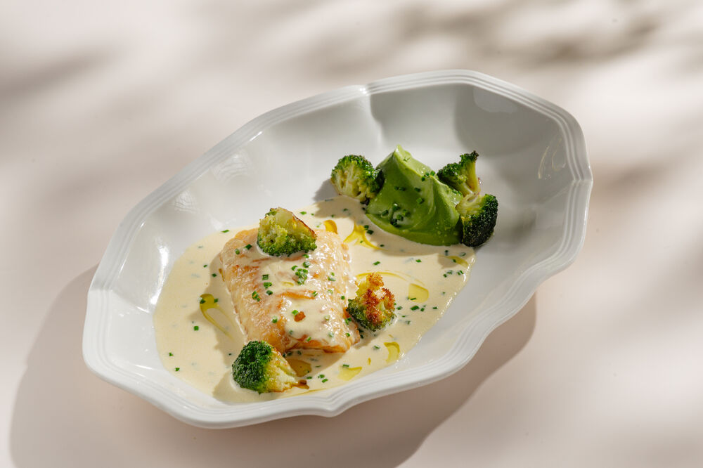 Zander with broccoli cream and White Wine sauce